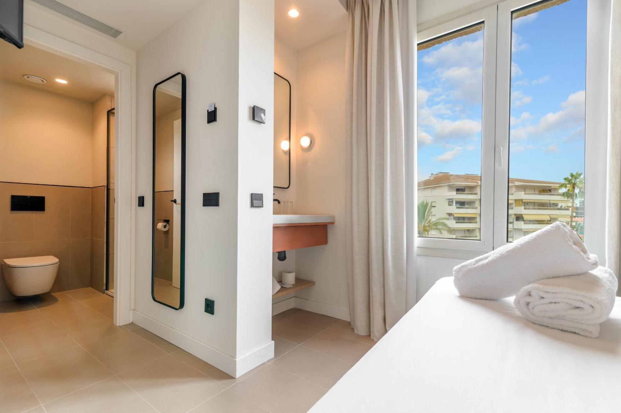 Small Double Room,1742584200:JPEG